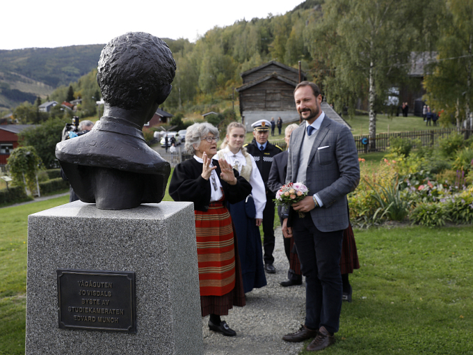 Kronprins Haakon får ei omvising i hagen, guida av Unn Bostad og Kari Hølmo Holen. Foto: Tom Hansen, Hansenfoto.no